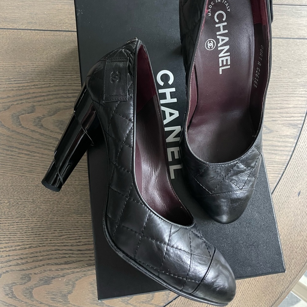 Chanel Interlocking Cc Logo Pumps. - image 1